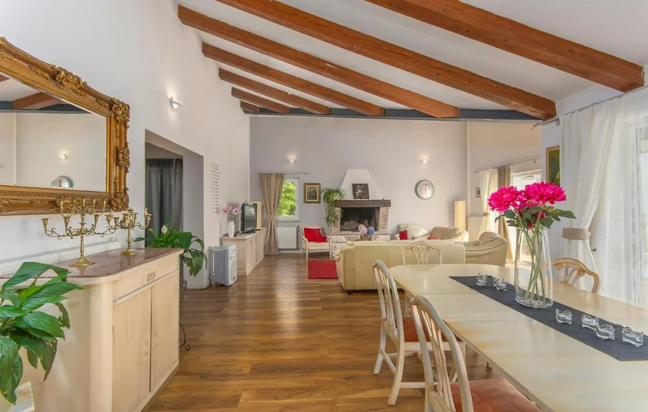 Modern Villa di Rovigno with Pool, Hot Tub&Sea View Rovinjsko Selo