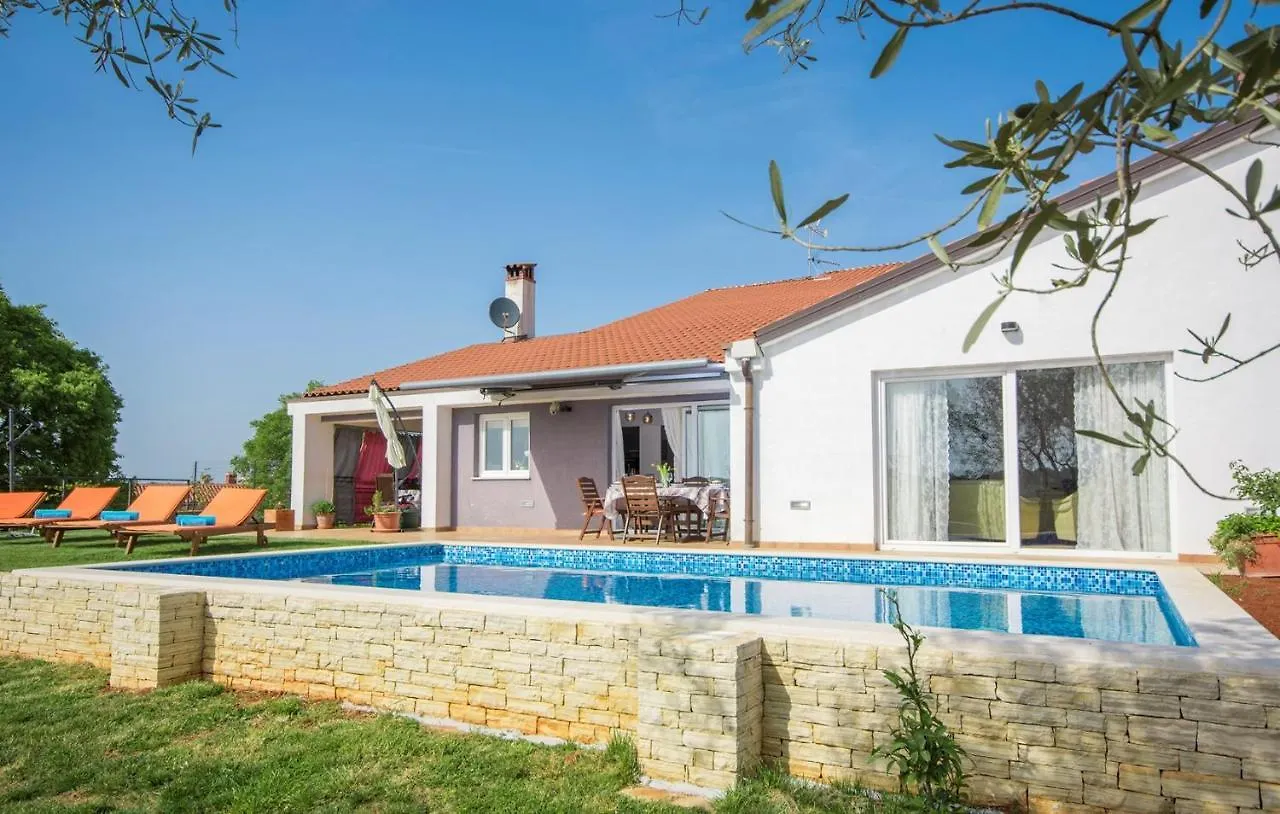 Modern Villa di Rovigno with Pool, Hot Tub&Sea View Rovinjsko Selo
