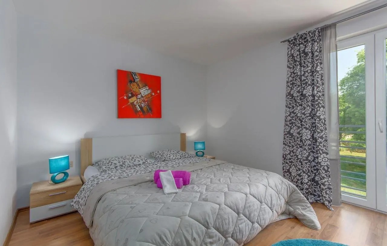 Modern Villa di Rovigno with Pool, Hot Tub&Sea View Rovinjsko Selo 0*,  Croazia