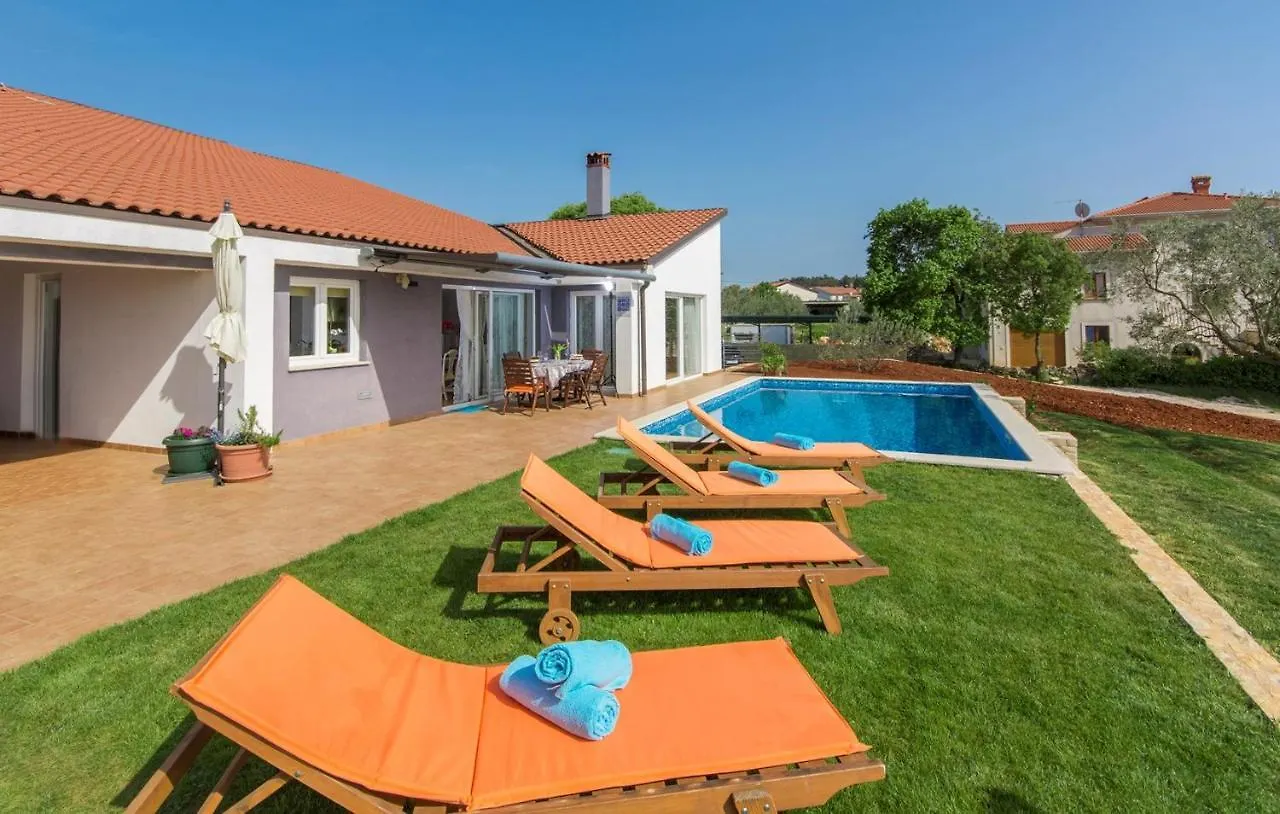 Modern Villa di Rovigno with Pool, Hot Tub&Sea View Rovinjsko Selo