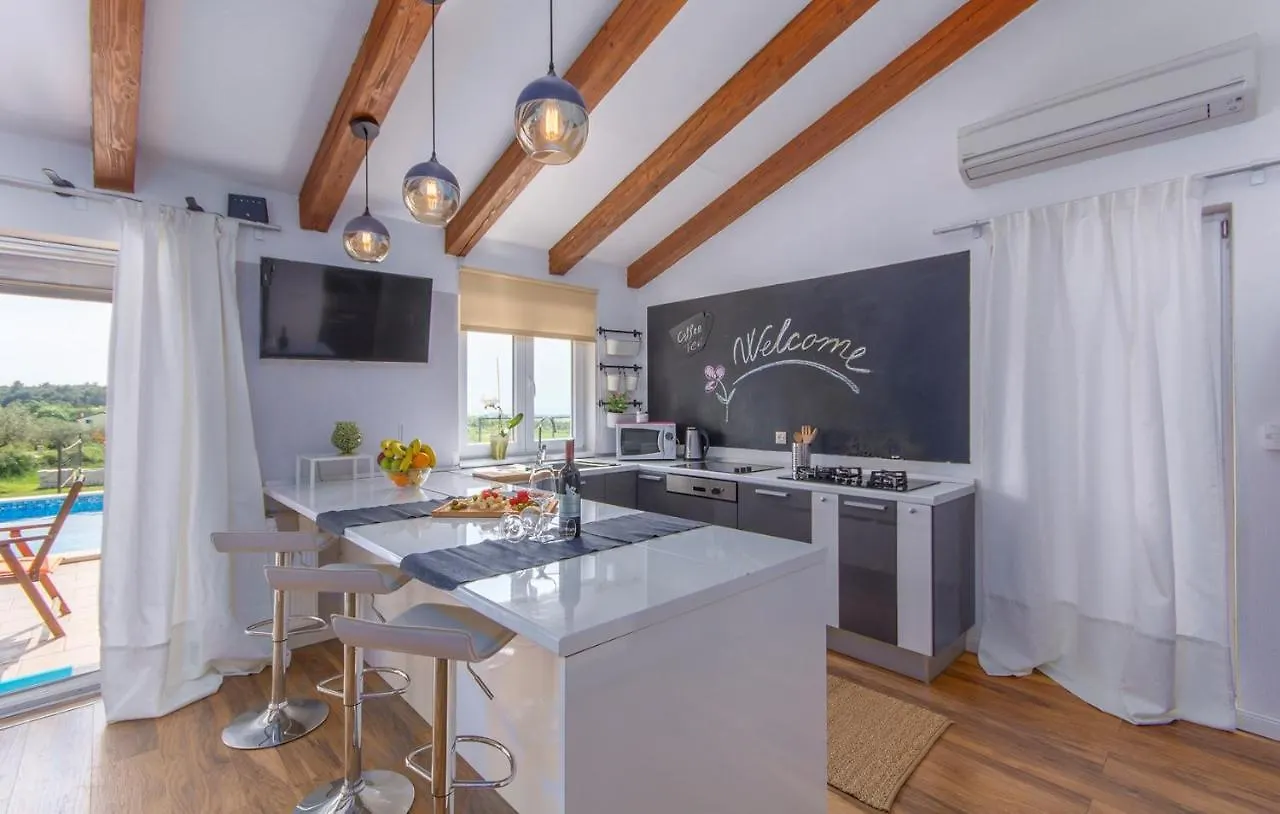 Modern Villa di Rovigno with Pool, Hot Tub&Sea View Rovinjsko Selo