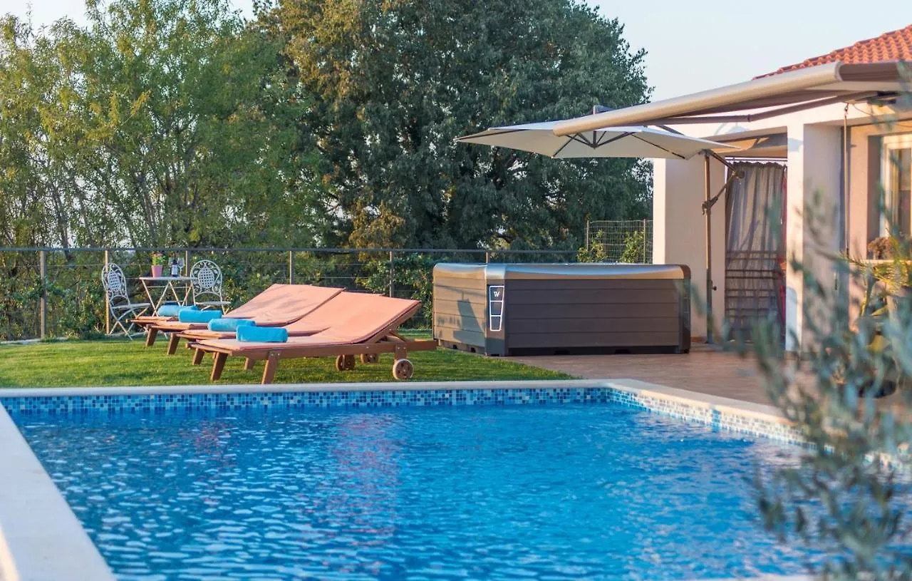 Modern Villa di Rovigno with Pool, Hot Tub&Sea View Rovinjsko Selo