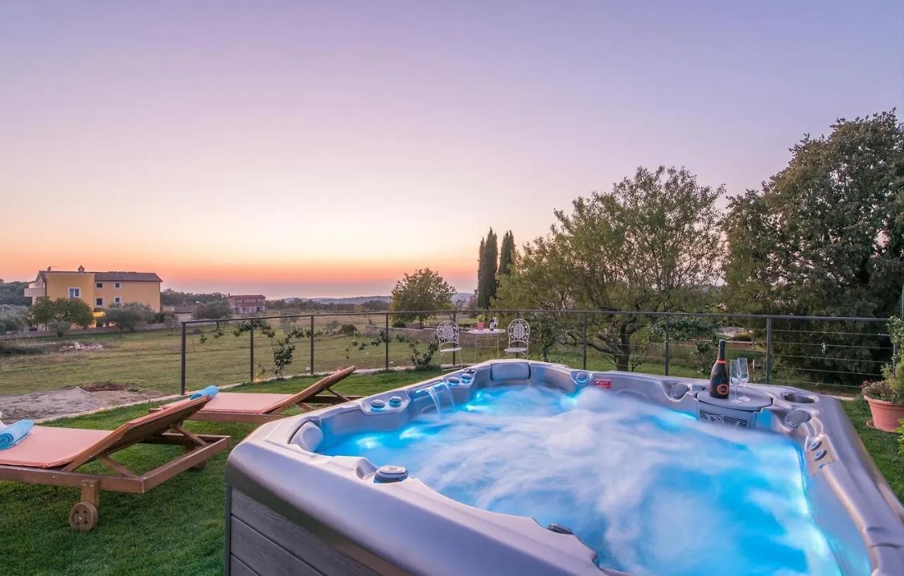 Modern Villa di Rovigno with Pool, Hot Tub&Sea View Rovinjsko Selo 0*,  Croazia