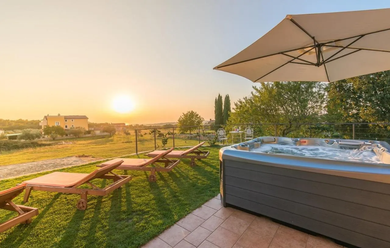 Modern Villa di Rovigno with Pool, Hot Tub&Sea View Rovinjsko Selo