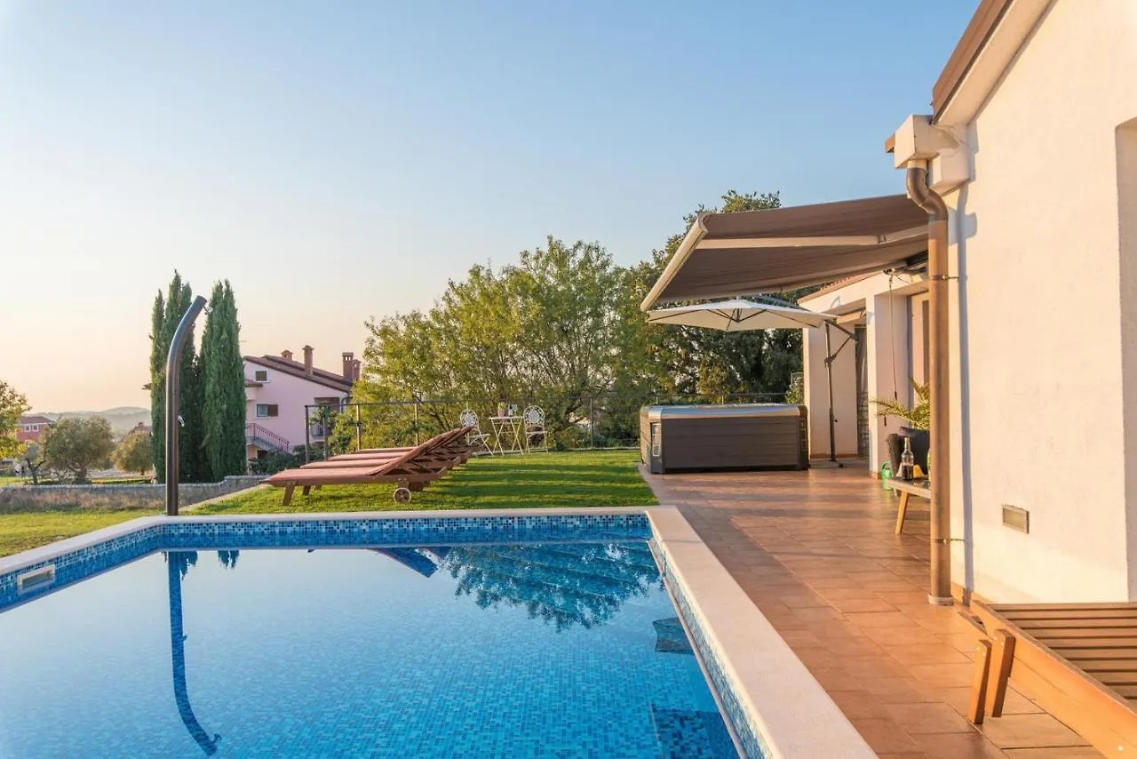 Modern Villa di Rovigno with Pool, Hot Tub&Sea View Rovinjsko Selo